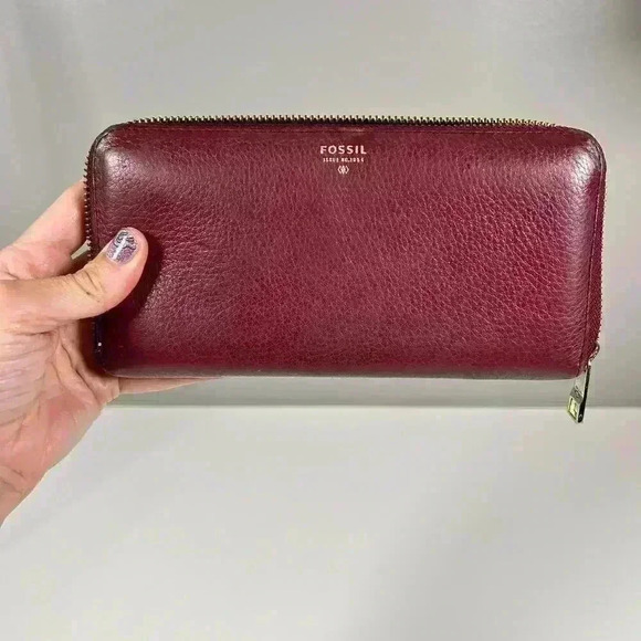FOSSIL Burgundy Leather Zip Around Wallet Multi Compartment Classic Everyday - Picture 2 of 9